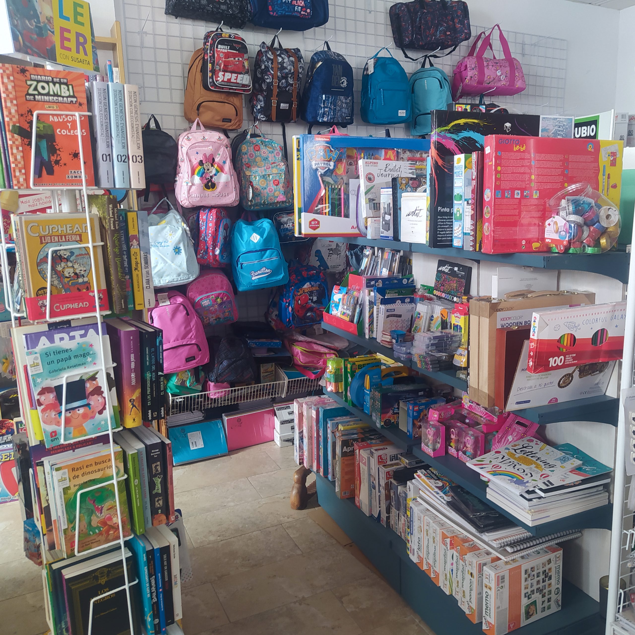 Sección de librería de Papelería Paqui
